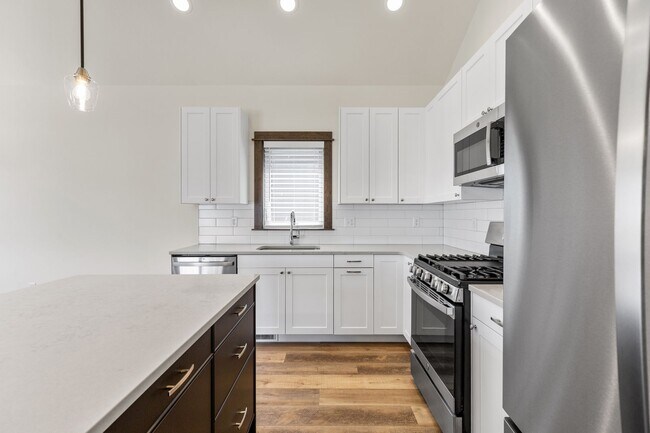 Building Photo - Beautiful Newer Condo near Monforton School