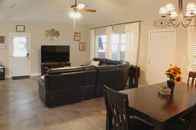 Building Photo - CANYON LAKE HILLS