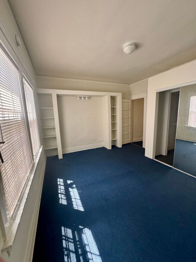 Building Photo - Spacious Unit