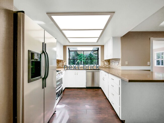 Building Photo - 5 Bed and 3 Bath Single-family Home Availa...