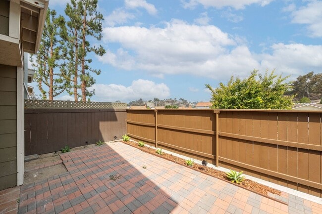 Building Photo - Fully Renovated 3-Bedroom Home in the South Bay Townhomes Community!