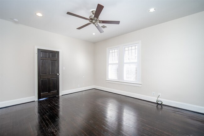 Building Photo - 312 W 20th St