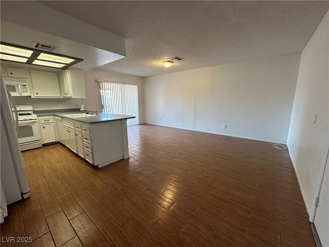 Building Photo - 628 Hidden Valley Dr
