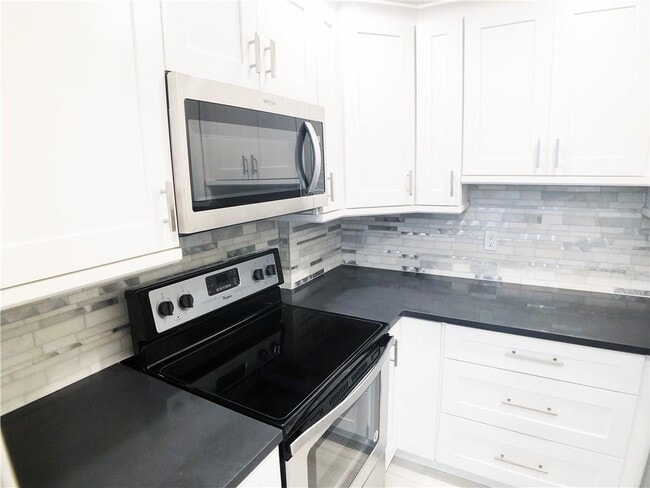 Building Photo - 6521 Bay Club Dr