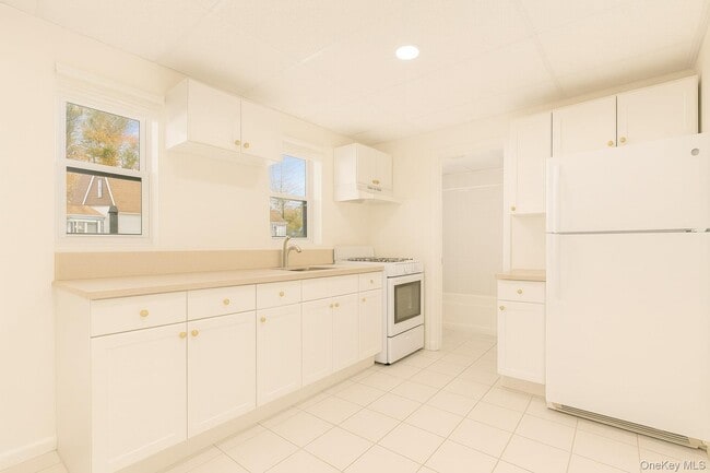 Building Photo - 174 Mills Pond Rd