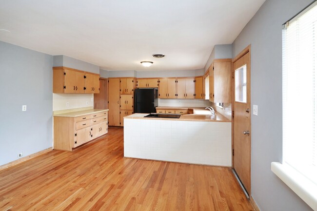 Building Photo - Don't Fuss with the Bus -5 Bed - 3 Bath - ...