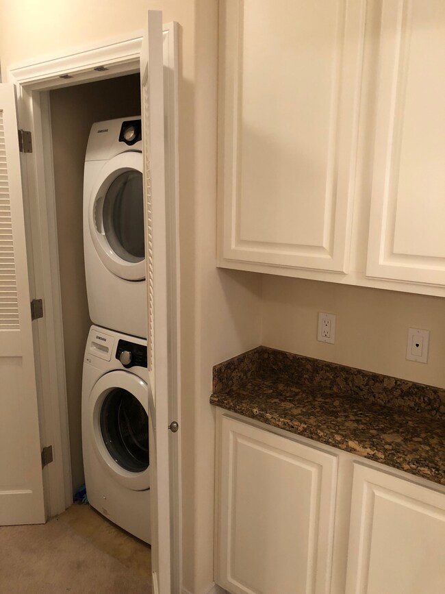 Building Photo - 30 E Lipoa St