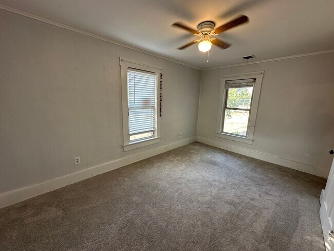 Building Photo - 18 E Salem St