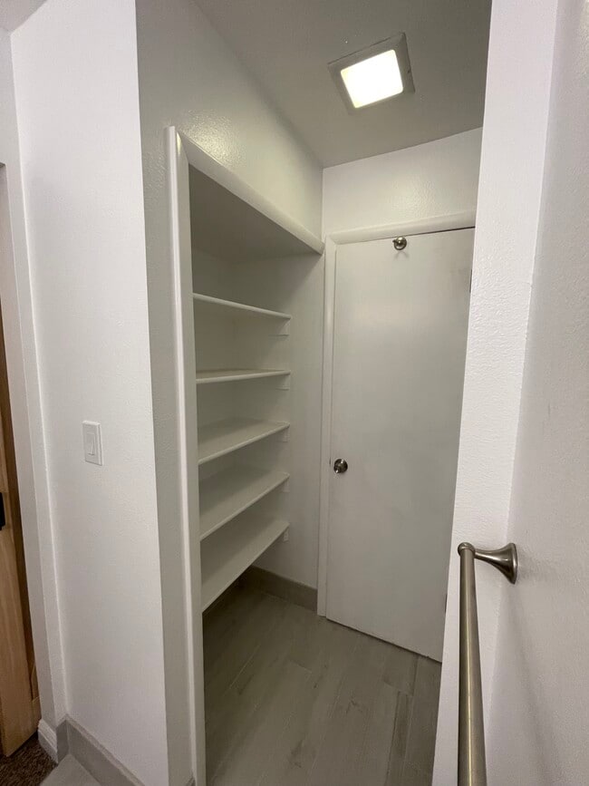 Building Photo - 480 S 200 W