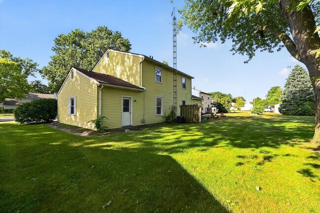 Building Photo - 6839-6841 Woodlake