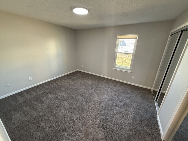 Building Photo - Updated 2 Bedroom/1 Bath Apartment in Parkville *READY NOW*