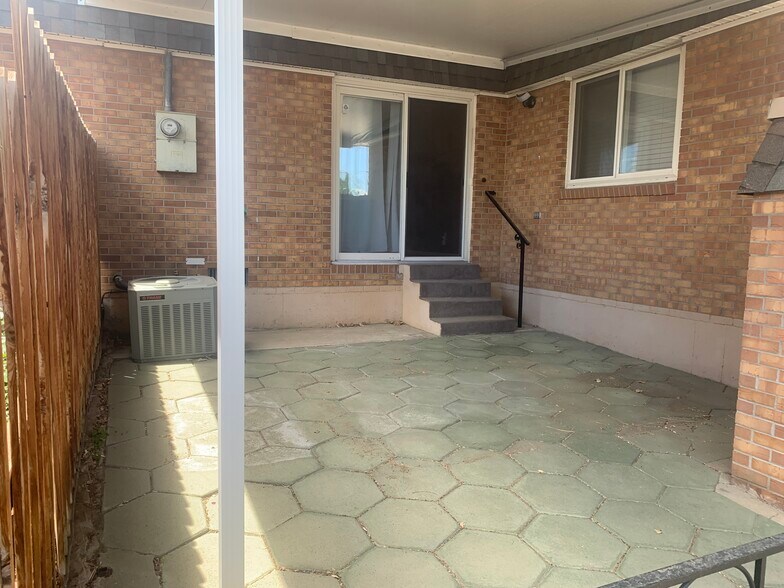 Building Photo - 13041 W Ohio Ave