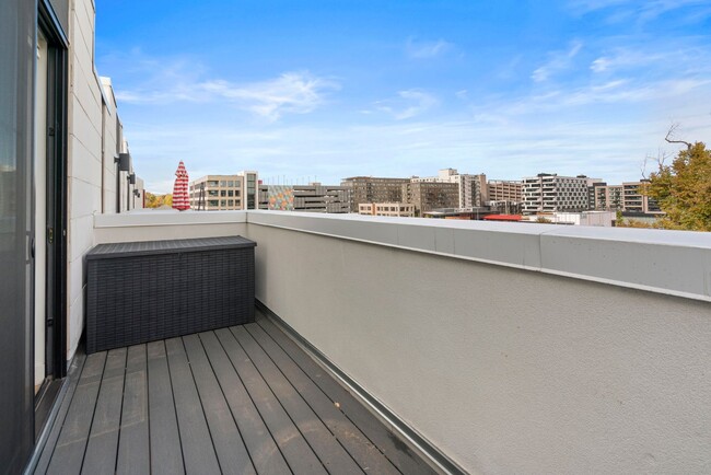 Building Photo - LUX 3BD, 5BA Townhome Near Cherry Creek, C...