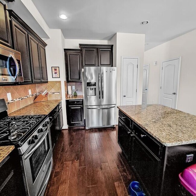 Building Photo - Stately End Unit 3-Level Townhome, 3 Bedro...