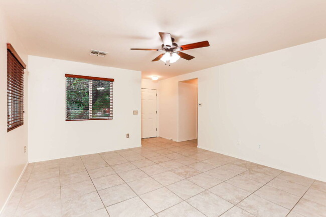 Building Photo - 5082 E Kittentails Dr