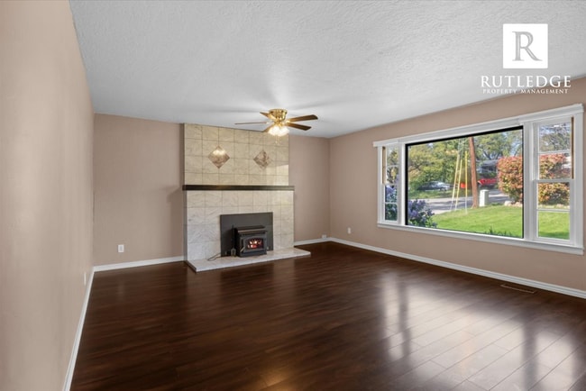 Building Photo - 2 Bed / 1 Bath Home with Large Deck