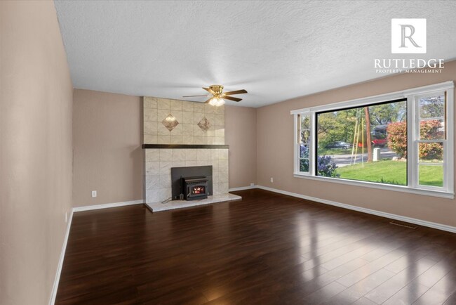 Building Photo - $500 OFF !!!   MOVE - IN SPECIAL!!!  2 Bed / 1 Bath Home with Large Deck