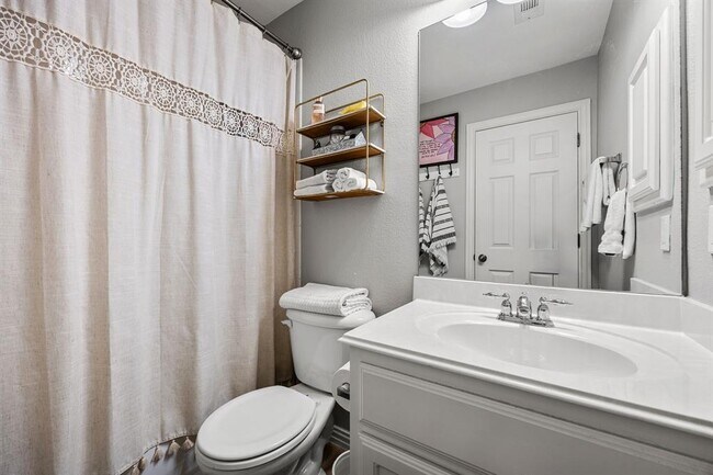 Building Photo - 128 Las Colinas Dr