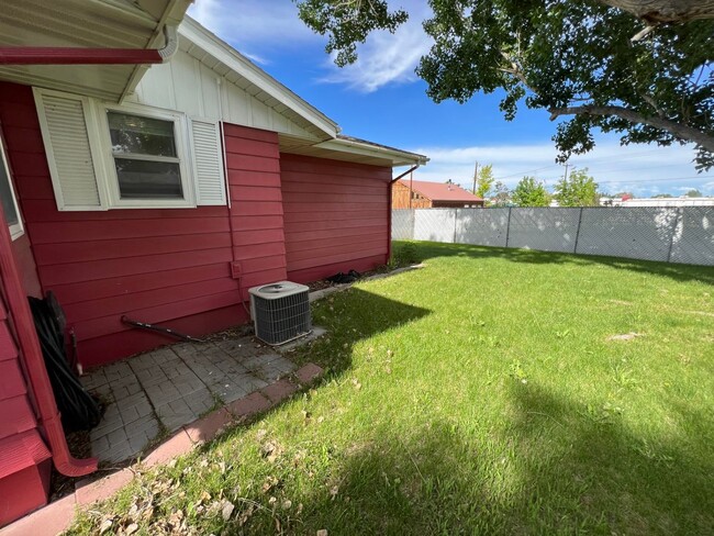 Building Photo - 429 E Pine St