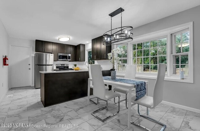 Building Photo - 821 Bay Ave