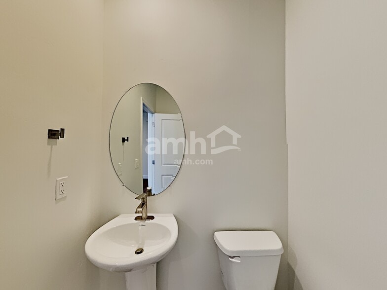 Building Photo - 6113 W Arranmore Dr