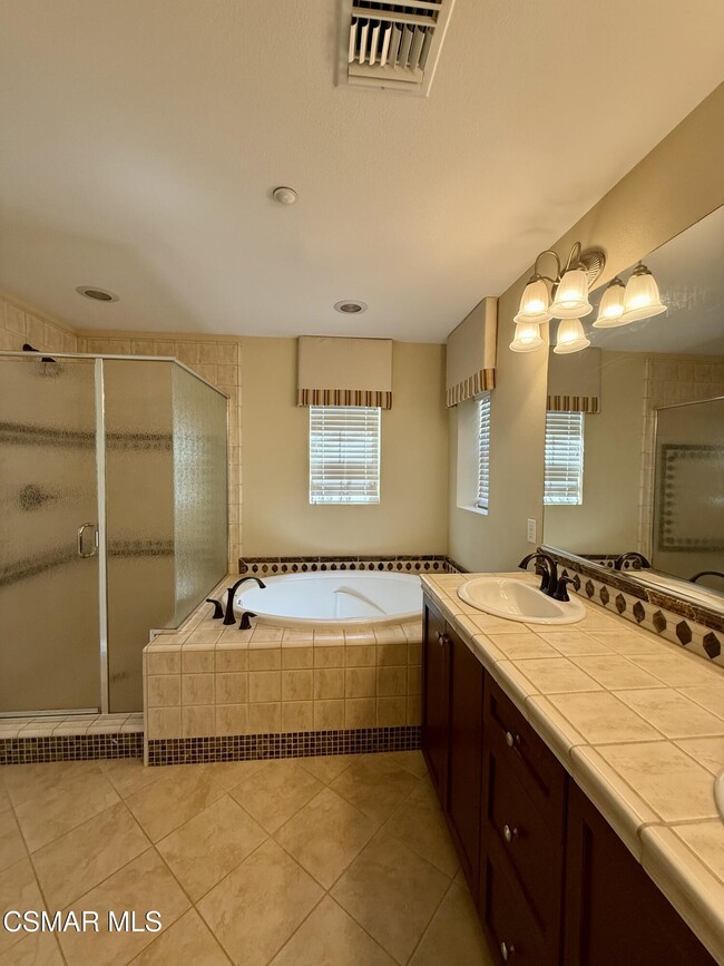 Building Photo - 1574 Silver Shadow Dr
