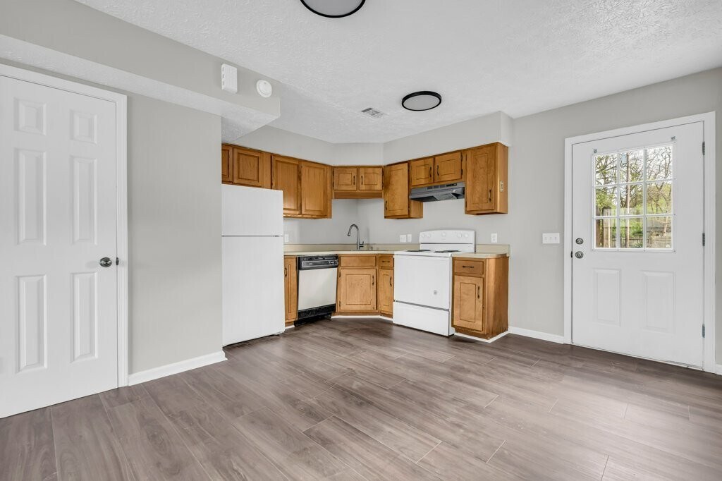 Building Photo - 456 W Broad St