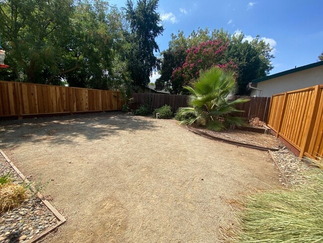 Building Photo - Charming 3 Bed 1 Bath Single Story Home