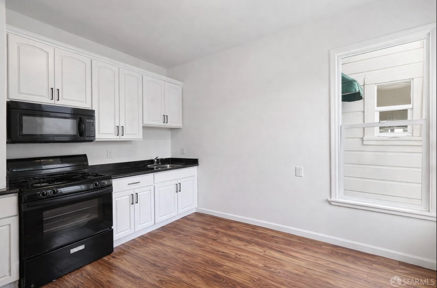 Upgraded, modern kitchen with new cabinets - 1330 Alabama St