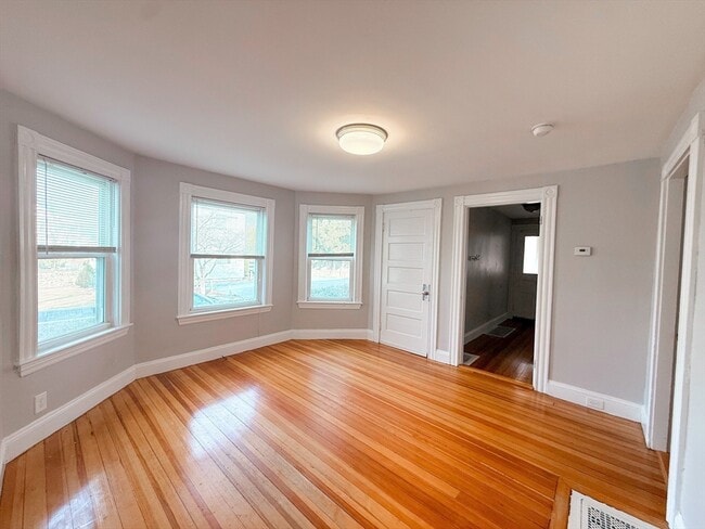 Building Photo - 3 Elm St