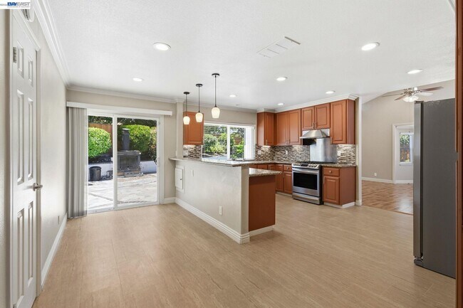 Building Photo - 325 Goshen Ct