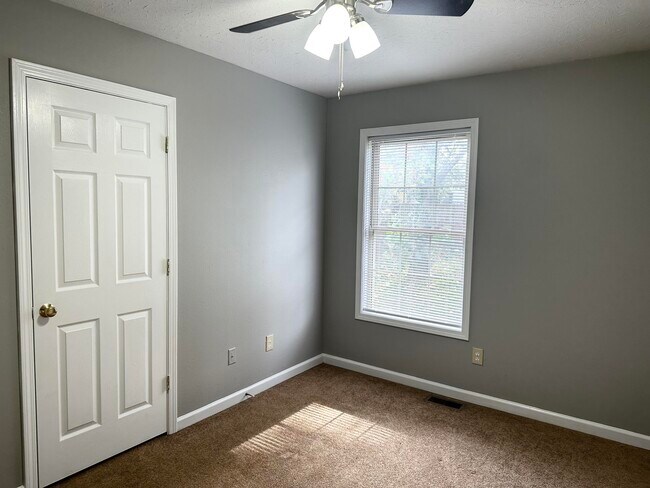 Building Photo - 212 White Oak Trace