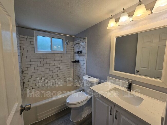 Building Photo - 2504 Manor Cir