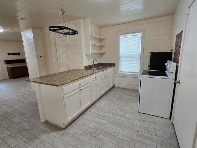 Building Photo - 310 E Defee Ave