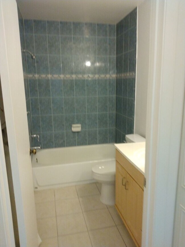 Building Photo - 2 bedroom 2 bathroom adorable house for rent