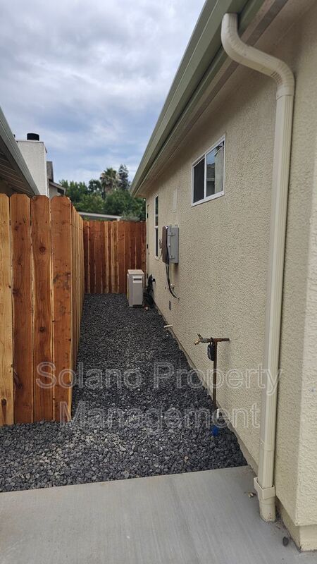 Building Photo - 376 Marna Dr