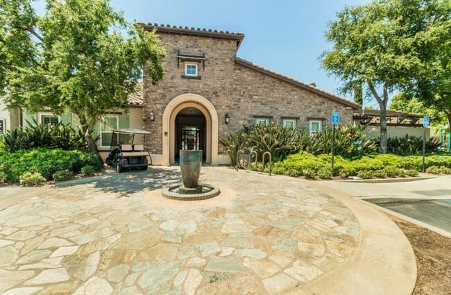 Building Photo - 3851 Loyola Ln