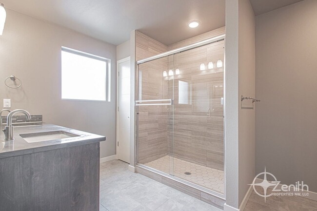 Building Photo - 12323 NE 116th Way