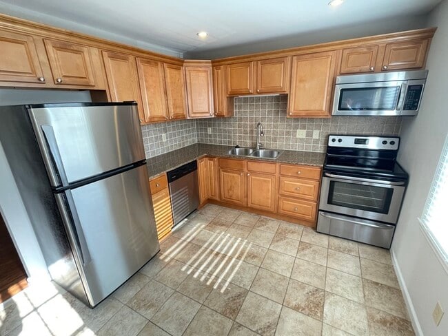 Building Photo - Fairmont Court townhome available close to...