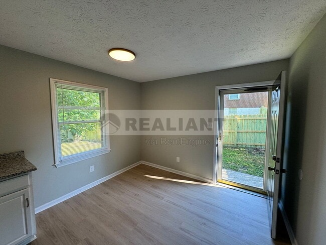 Building Photo - 105 Aster Pl