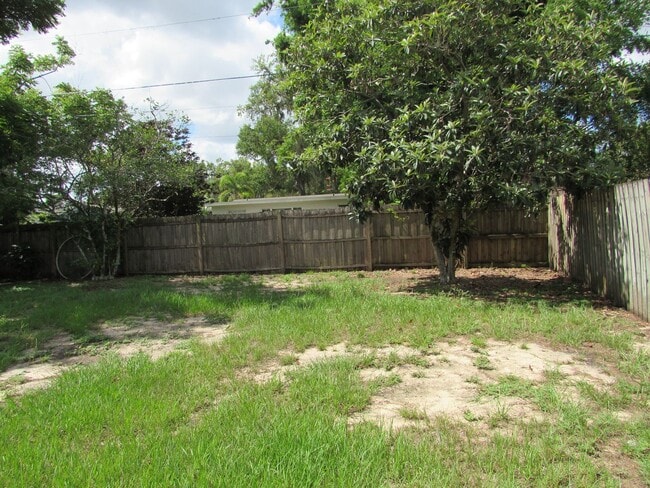 Building Photo - LOVELY 2 BEDROOM SINGLE FAMILY HOME IN CLE...
