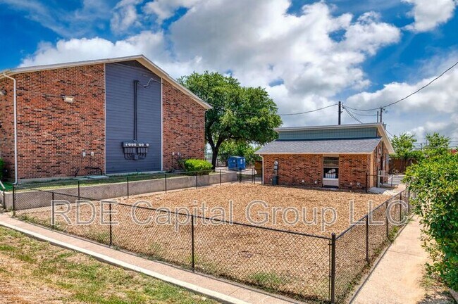 Building Photo - 8045 W Elizabeth Ln