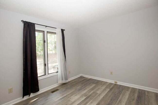 Building Photo - 50 Surry Cir N