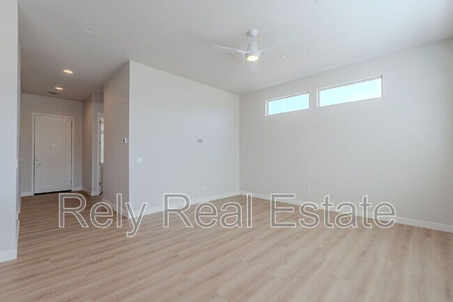 Building Photo - 6050 E Hidden Valley Dr