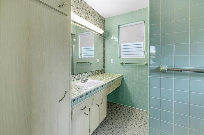 Building Photo - 356 14th Ave NE