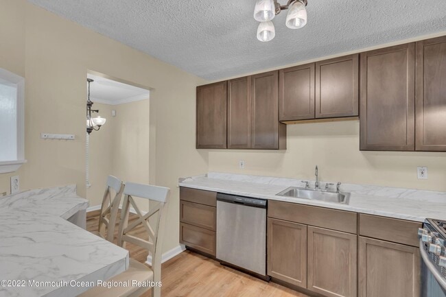 Building Photo - 134 Whispering Oaks Way