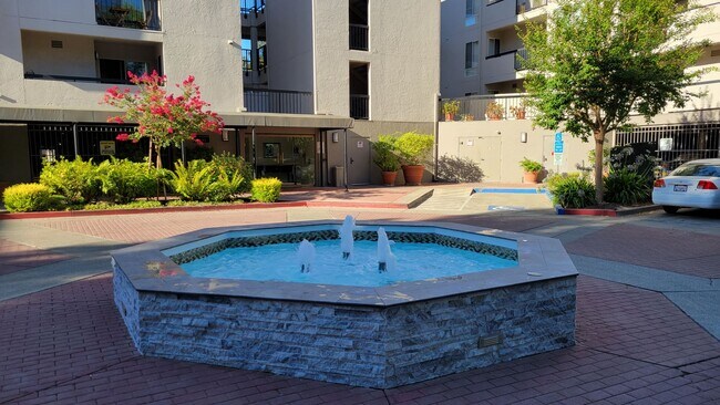 Building Photo - Spacious 1 Bedroom with great walking score