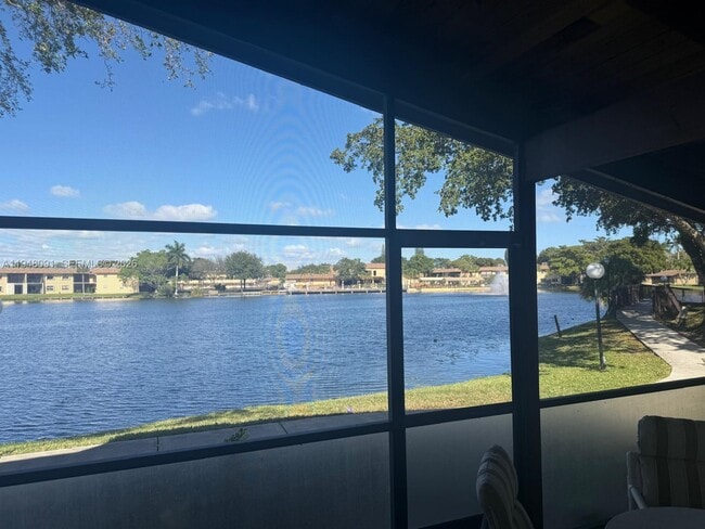 Building Photo - 412 Briarwood Cir