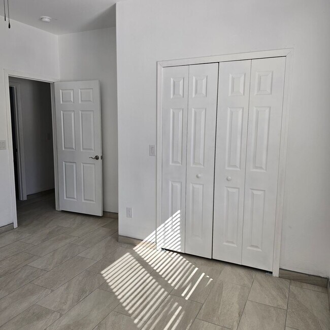 Building Photo - Fresh and Open Floor Plan!