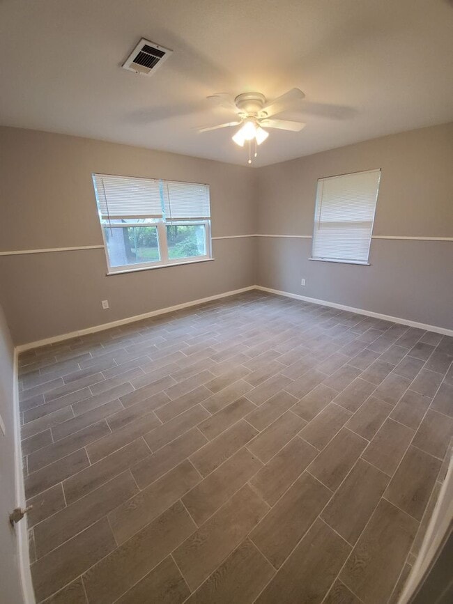Building Photo - Amazing 4 Bedroom home with large yard!